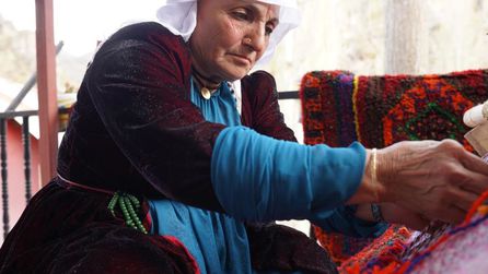 Şırnak'ta kadınlar el yapımı seccadeleri 20 bin liraya satıyor