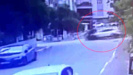 Antalya'da polis motosikletine çarpan araç kazası güvenlik kamerasında