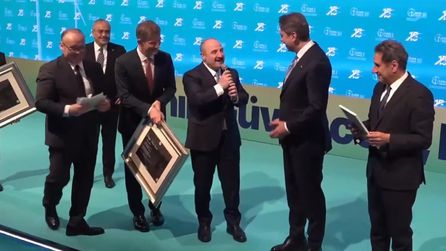 Enerji Bakanı Bayraktar'a sertifika sunuldu, Varank espri yaptı