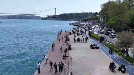 İstanbul Emirgan'da güneşli havada vatandaş yoğunluğu oluştu
