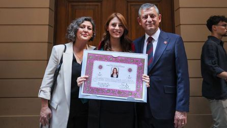 Özgür Özel, kızıyla birlikte avukatlık ruhsat törenine katıldı