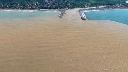 Sakarya'da sağanak sonrası deniz suyu renk değiştirdi