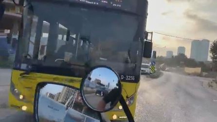 İstanbul'da motosiklet sürücüsü otobüsün altında kalmaktan kurtuldu
