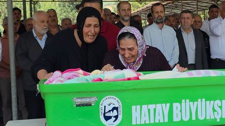 Hatay'daki aşırı yağışta köprü çöktü, 2 genç kayboldu
