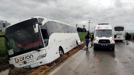 1 Mayıs kutlamalarına giden işçileri taşıyan otobüs kaza yaptı