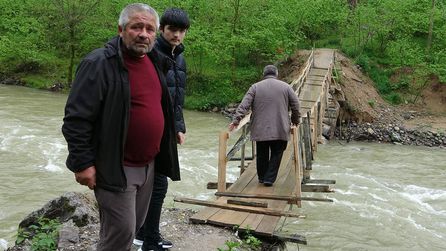 Bulancak'taki asma köprü tehlike saçıyor, köylüler zor durumda