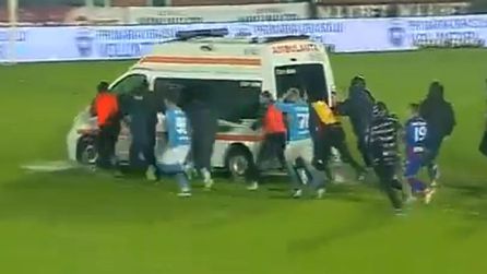 Romanya'da futbolcular ambulansa yardım etti
