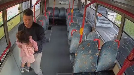 2 yaşındaki çocuk otobüse emekleyerek bindi, şoför durumu fark etti