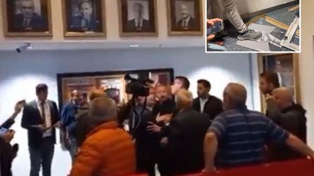 CHP Genel Merkezi'nde Kılıçdaroğlu'nun Portresine Saldırı Gerilimi
