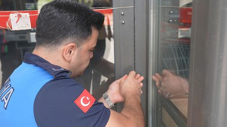 Zabıta denetiminde expired gıda bulundu, market mühürlendi