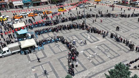 Kırıkkale'de ücretsiz fide dağıtımında vatandaşlar sıraya girdi