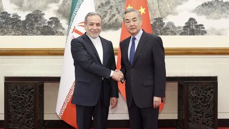 İran Dışişleri Bakanı Arakçi Pekin'de Wang Yi ile görüştü
