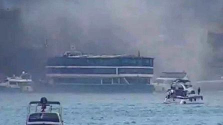 Bebek Sahili'nde tekne yangını, mürettebat kurtarıldı