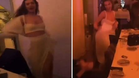 Melisa Döngel arkadaşlarıyla mekanda dans etti
