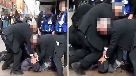 Dublin'de güvenlik görevlileri tarafından gözaltına alınan genç öldü