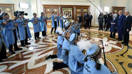 Erdoğan, Astana'da çocuk orkestradan Dombra sürpriziyle karşılandı