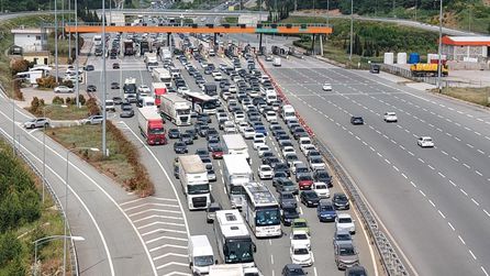 Kurban Bayramı tatiliyle yollar doldu, araç kuyrukları uzadı