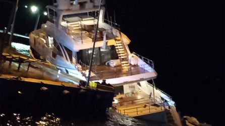 Sinop'ta yan yatan lüks yatın mürettebatı güvenle kurtarıldı