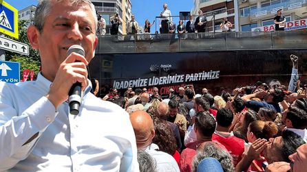 CHP İzmir mitinginde fenalaşan vatandaşa Özgür Özel'in tepkisi