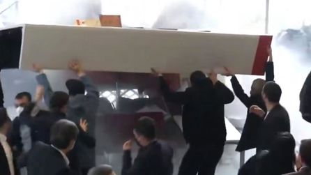 CHP Genel Merkezi'nde gerginlik artıyor, biber gazı kullanıldı