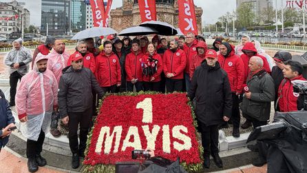 DİSK, Taksim Meydanı'nda 1 Mayıs için çelenk bıraktı
