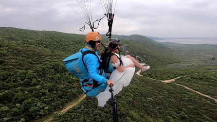 Bursa'da gelinlikle yamaç paraşütü yapan kadın dikkat çekti