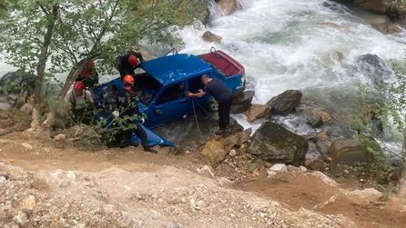 Giresun'da dereye uçan otomobilde iki kişi yaşamını yitirdi