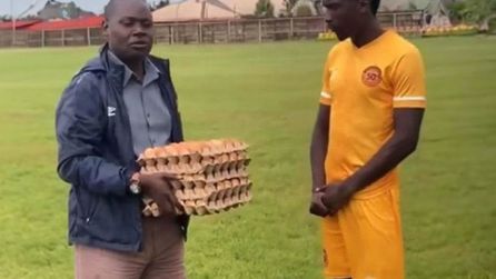 Zambiya Ligi'nde futbolcuya verilen yumurta ödülü sosyal medyada gündem oldu