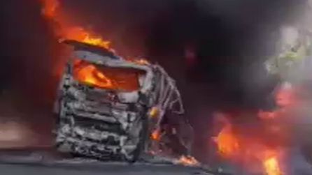 Endonezya'da trafik kazasında yolcu otobüsü ve tanker çarpıştı