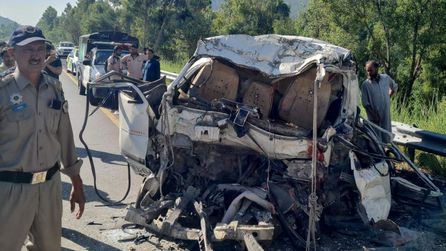 Pakistan'da minibüsün otobüse çarpması sonucu 17 ölü, 5 yaralı