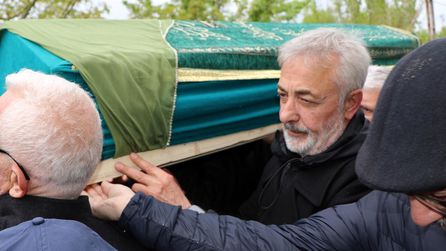 Mehmet Aslantuğ'un annesi son yolculuğuna uğurlandı