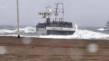 Karasu'da yabancı gemi karaya oturdu, 8 mürettebat kurtarılıyor