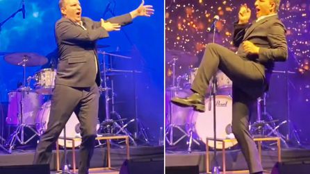 Rafet El Roman Dubai konserinde dansıyla dikkat çekti