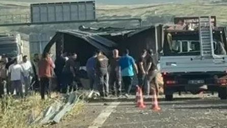 İzmir'de lastiği patlayan tır devrildi, 2 kişi yaşamını yitirdi