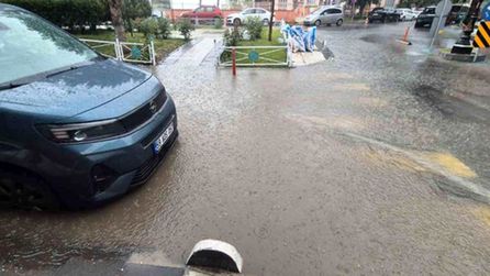 Süleymanpaşa'da Kısa Sürede Yağış Cadde ve Sokakları Su Bastı