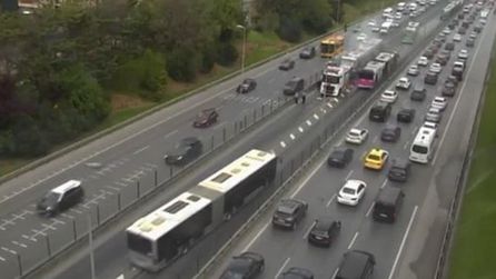 Üsküdar'da metrobüsün motor kısmında çıkan yangın kontrol altına alındı
