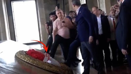 Özgür Özel, Anıtkabir’de çelenk bırakmakta zorlandı