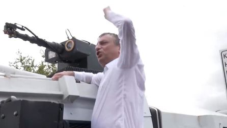 Özgür Özel, TOMA'nın üzerine çıkıp slogan attı