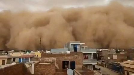 Hindistan'da kum fırtınası Churu ve Bikaner'i etkisi altına aldı
