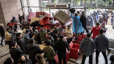 CHP Genel Merkezi'nde gergin anlar ve polis müdahalesi
