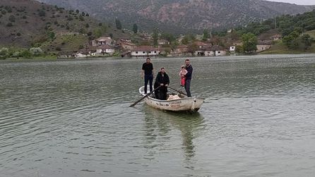 Yağışlar nedeniyle köyün ulaşımı kayıkla sağlanıyor