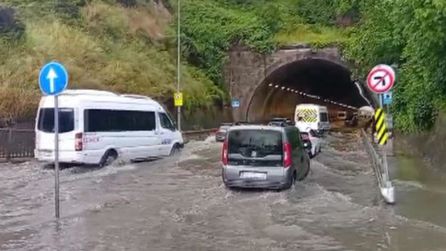 Maltepe'de sağanak yağış sonrası tünel suyla doldu