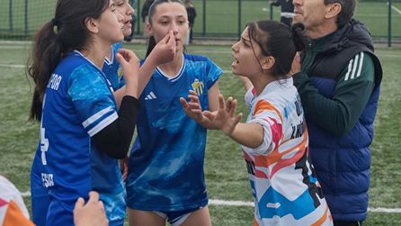 Kadınlar 3. Ligi'nde Gergin Anlar: 5 Futbolcuya Kırmızı Kart