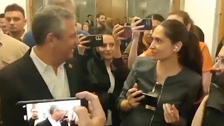 Gazeteciler arasında bir ismi görünce hemen yanına gitti