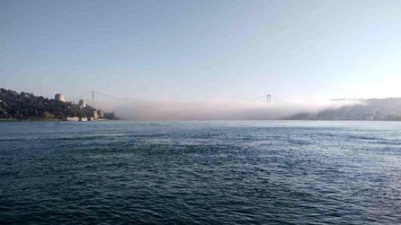 İstanbul Boğazı'nda yoğun sis görüş mesafesini azalttı