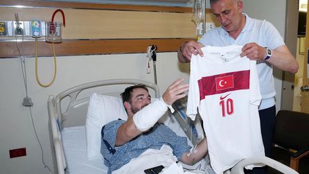 İbrahim Hacıosmanoğlu, yaralı polis memurunu hastanede ziyaret etti