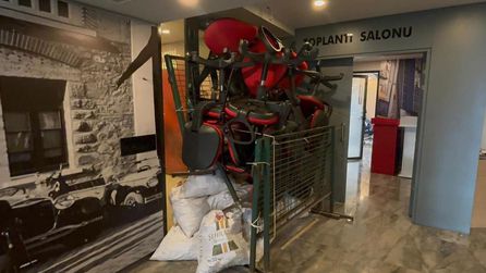 CHP'de kriz bitmiyor! İl binası girişine sandalyeli barikat 