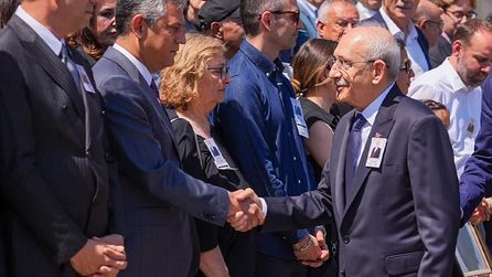 CHP liderleri Kılıçdaroğlu ve Özel ilk kez cenazede bir araya geldi