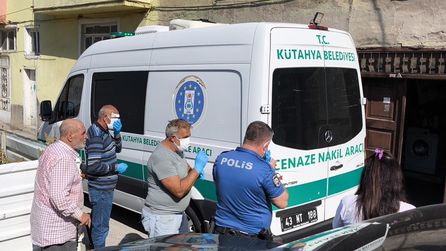 68 yaşındaki kadın evinde ölü bulundu, oğlu ile birlikte yaşıyordu