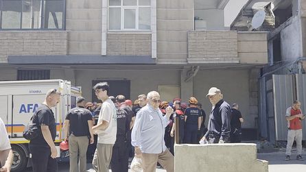 Küçükçekmece'de yıkım çalışmaları sırasında bina çöktü, 3 işçi yaralandı